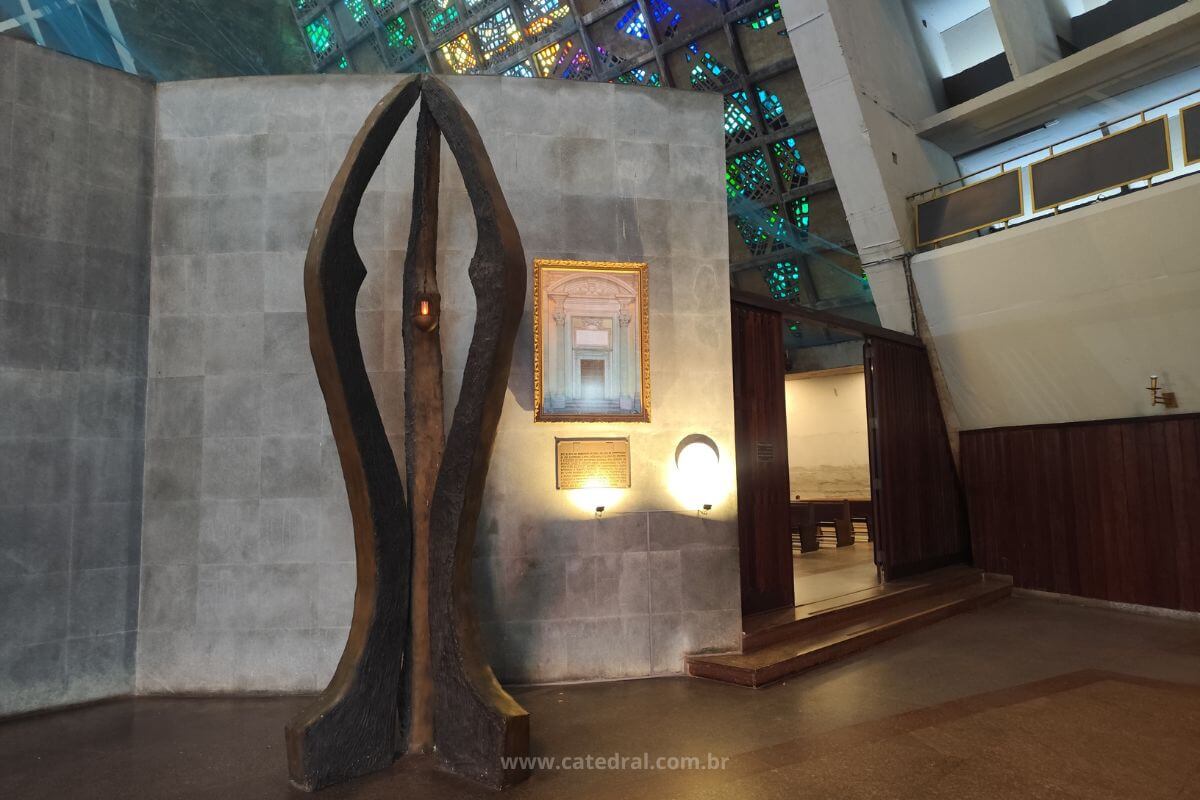 Escultura Chama Sagrada e Marco do Jubileu